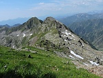 Siamo in cima al Capezzone sullo sfondo la Cima Altemberg a dx e la Cima Lago